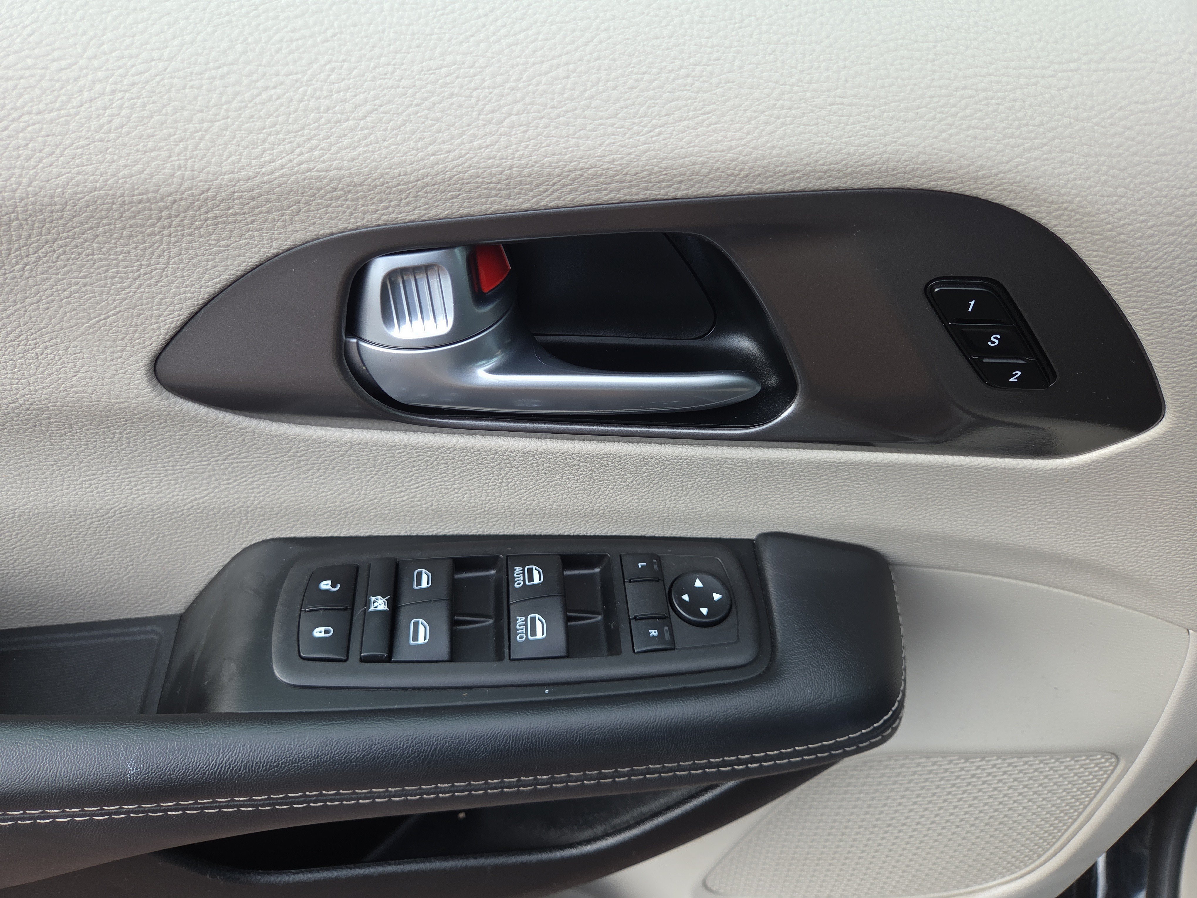Used 2023 Chrysler Pacifica Touring-L FWD image 28