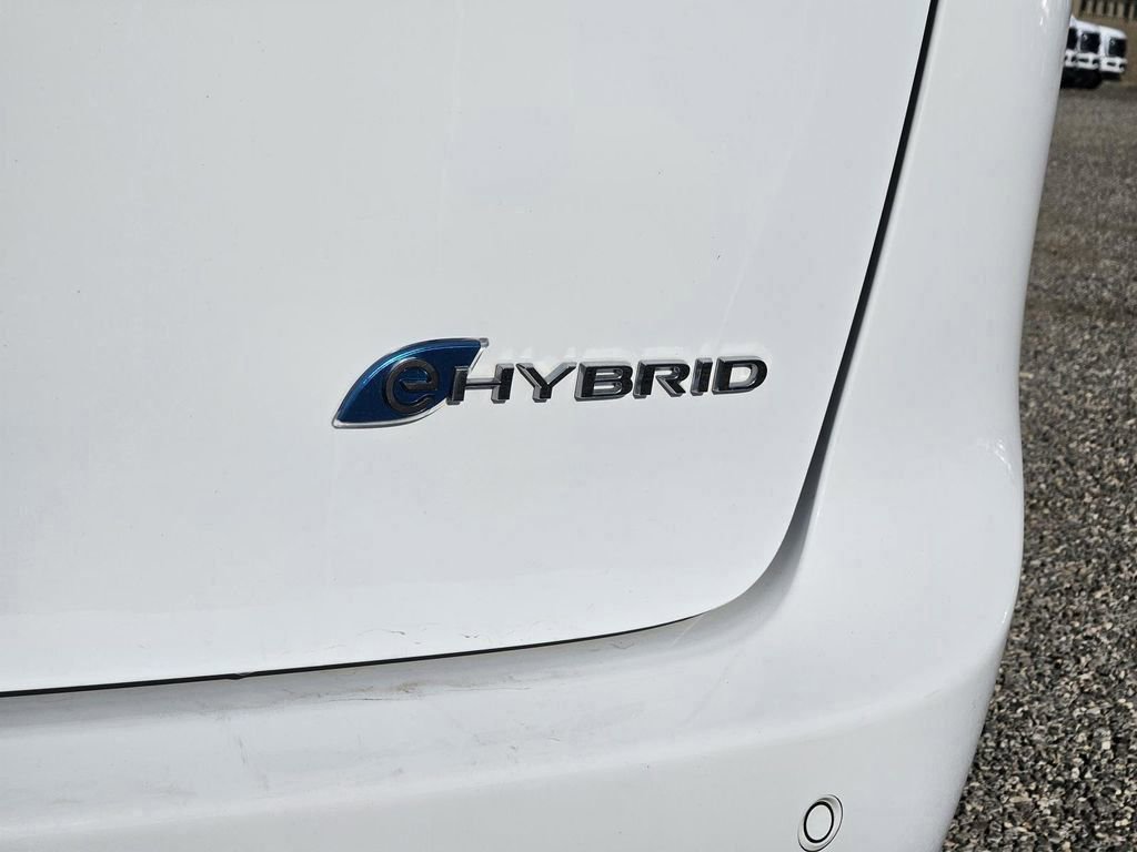 Used 2024 Chrysler Pacifica Select image 3
