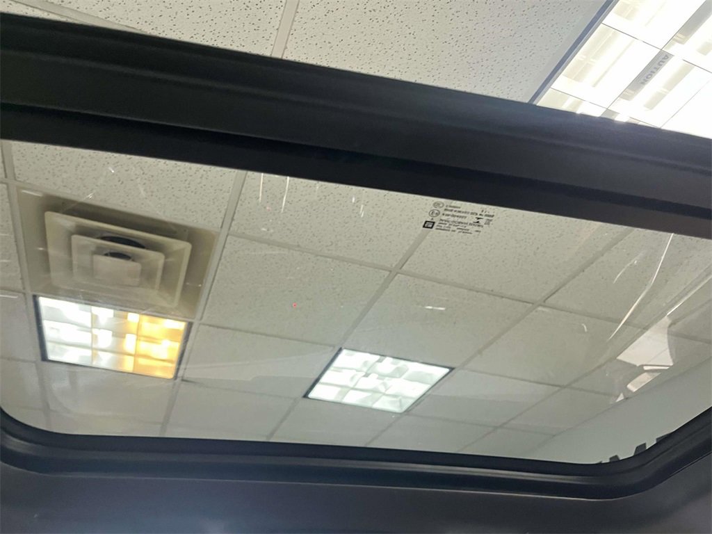 Used 2022 Cadillac Escalade Premium Luxury image 17