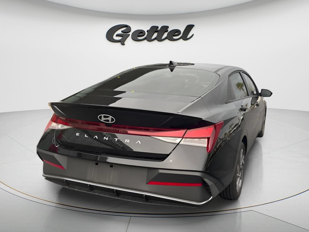 Certified 2025 Hyundai Elantra Sport FWD image 5