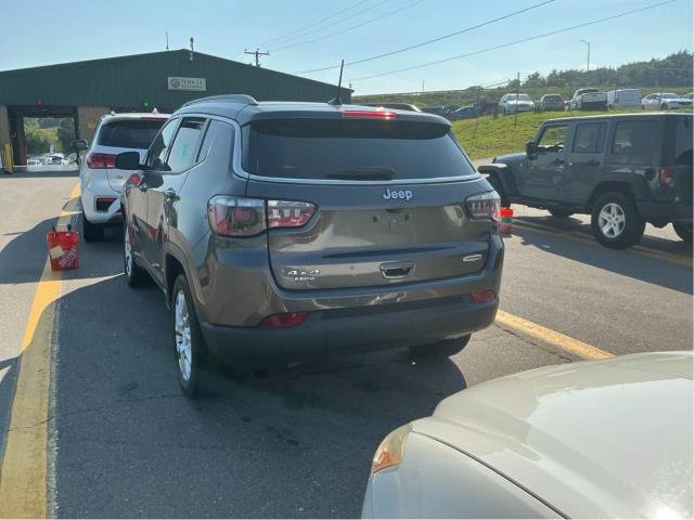 Used 2023 Jeep Compass Latitude w/ Sun and Sound Group AWD/4WD image 7