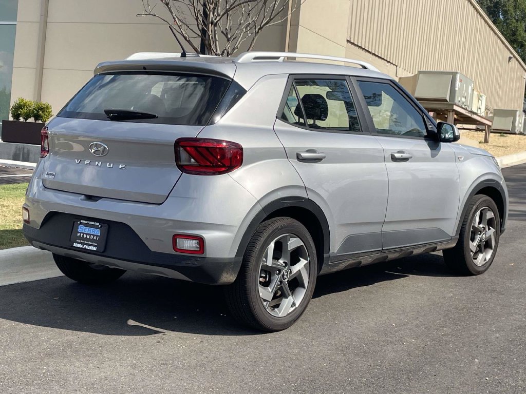 Used 2025 Hyundai Venue SEL FWD image 3
