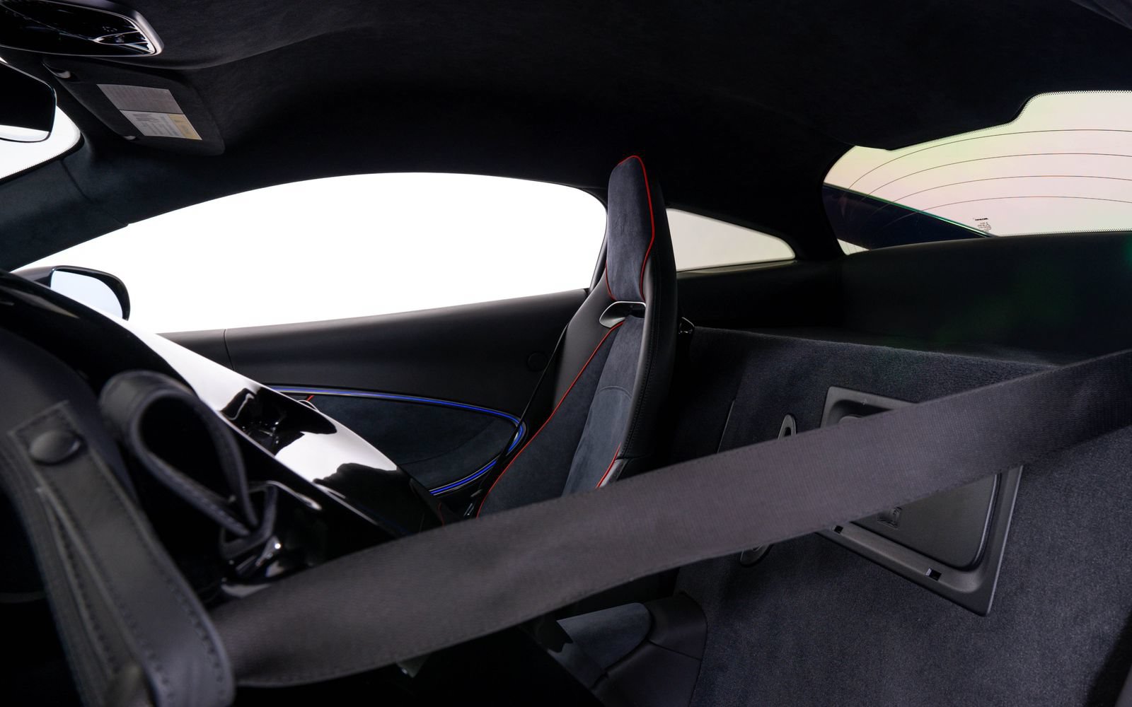 Used 2025 McLaren Artura RWD image 23