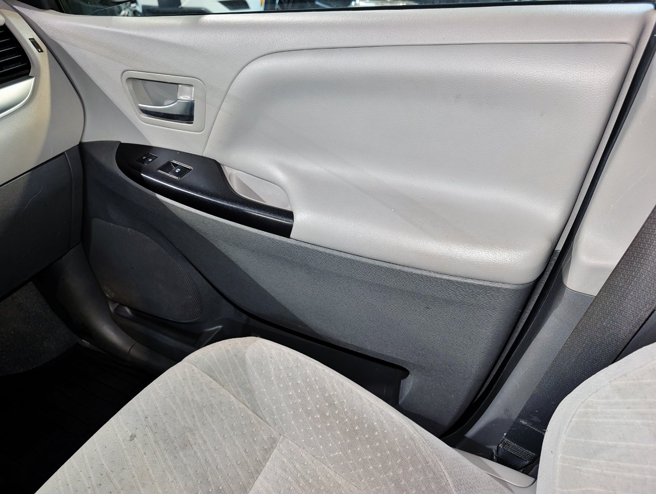 Used 2020 Toyota Sienna LE AWD/4WD image 38