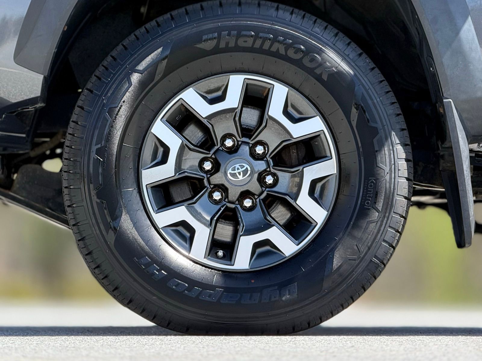 Used 2019 Toyota Tacoma TRD Off-Road w/ Technology Package image 17