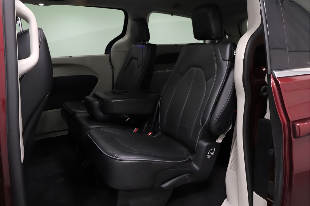 Used 2020 Chrysler Pacifica Limited w/ 8-pass Seating Package FWD image 12
