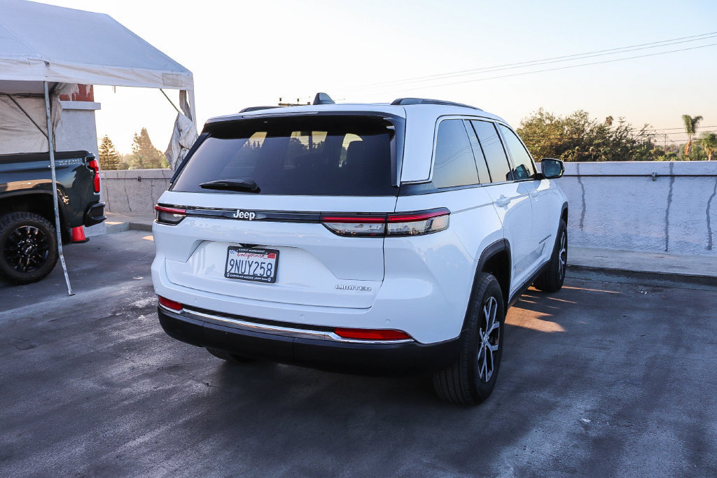 Used 2024 Jeep Grand Cherokee Limited RWD image 9