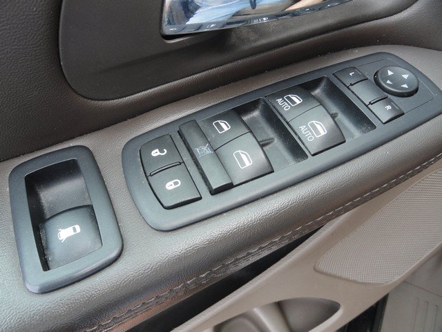 Used 2016 Chrysler Town & Country Touring FWD image 16