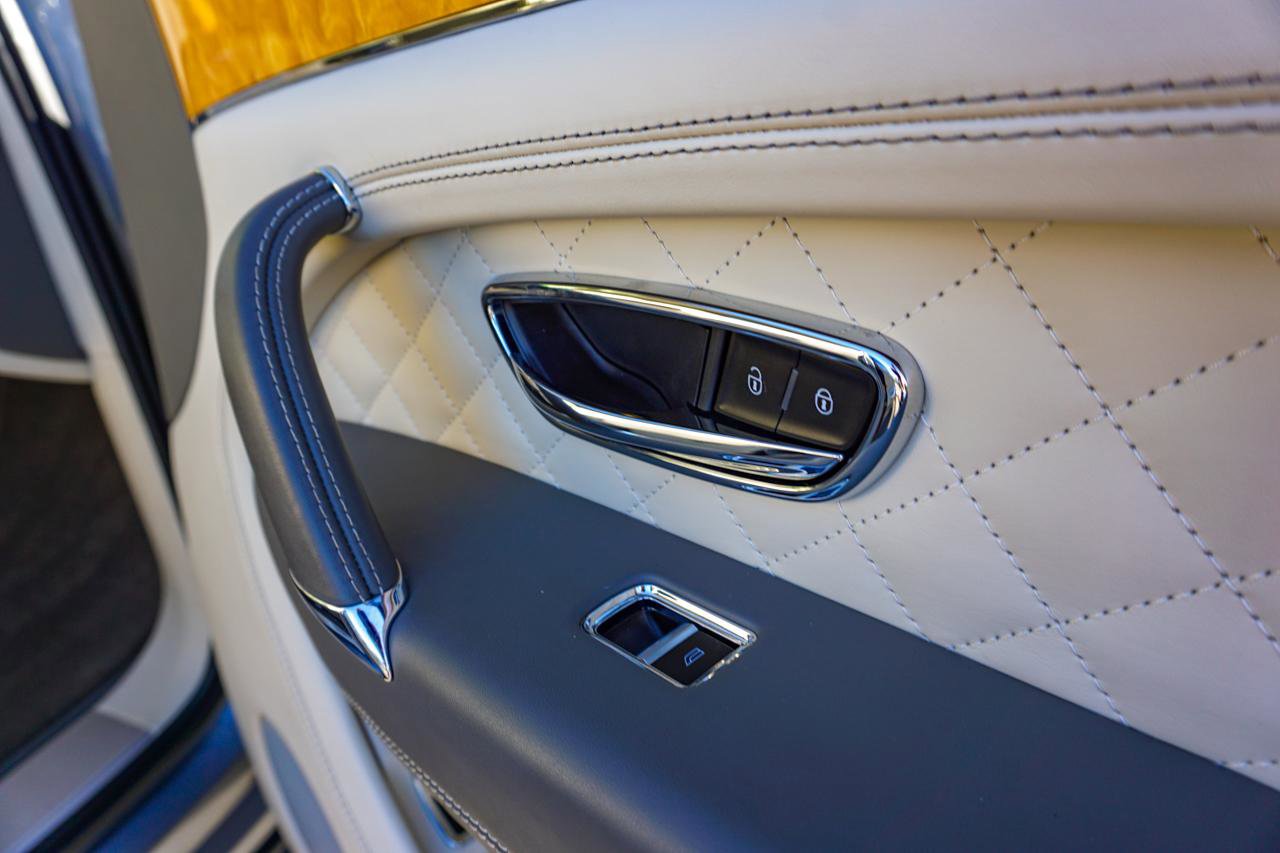 Used 2017 Bentley Bentayga AWD/4WD image 51