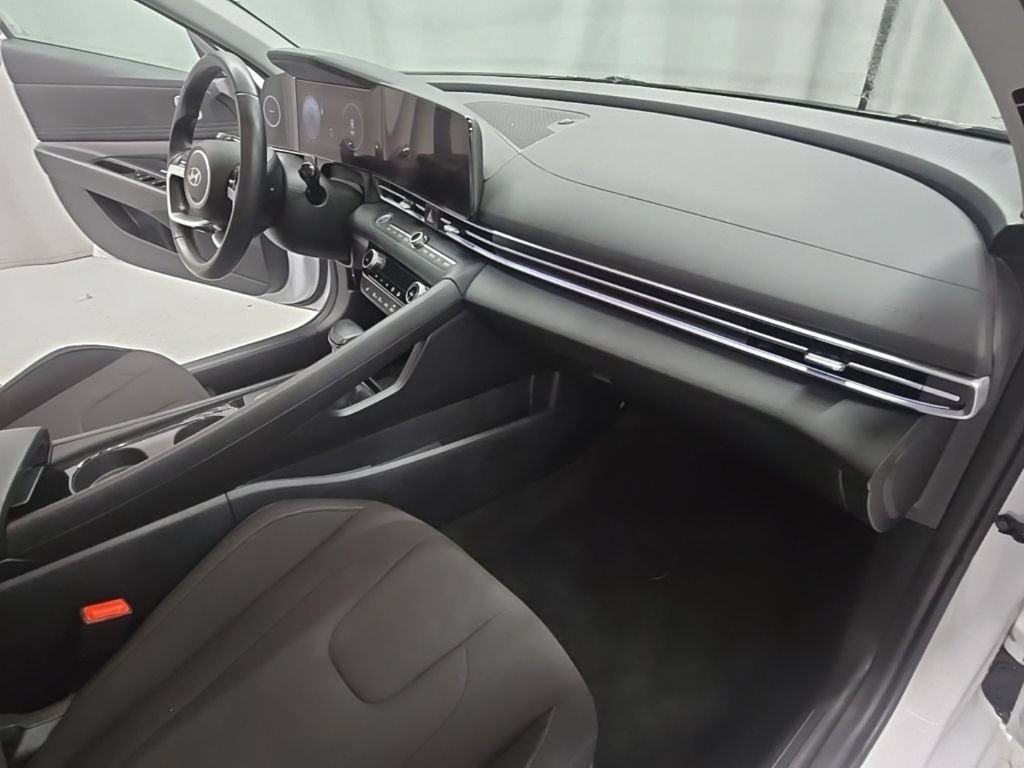 Used 2025 Hyundai Elantra SEL FWD image 21