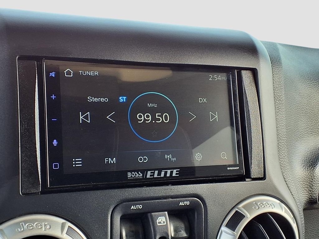 Used 2016 Jeep Wrangler Unlimited Sahara w/ Max Tow Package image 10