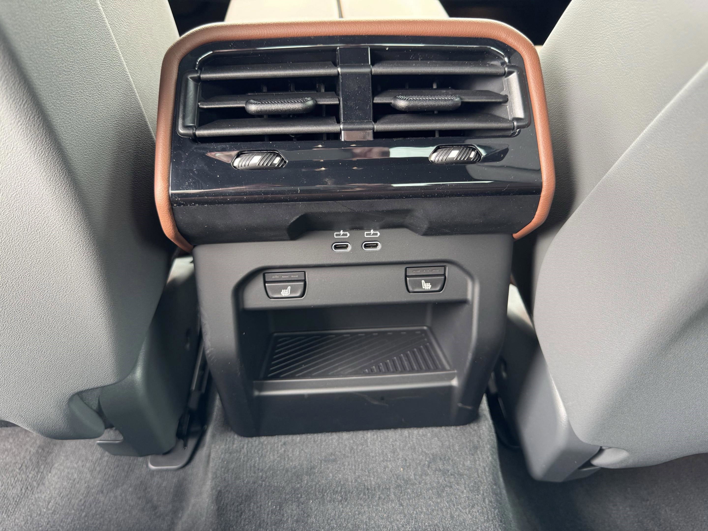 Used 2025 BMW 550e xDrive w/ Premium Package image 34