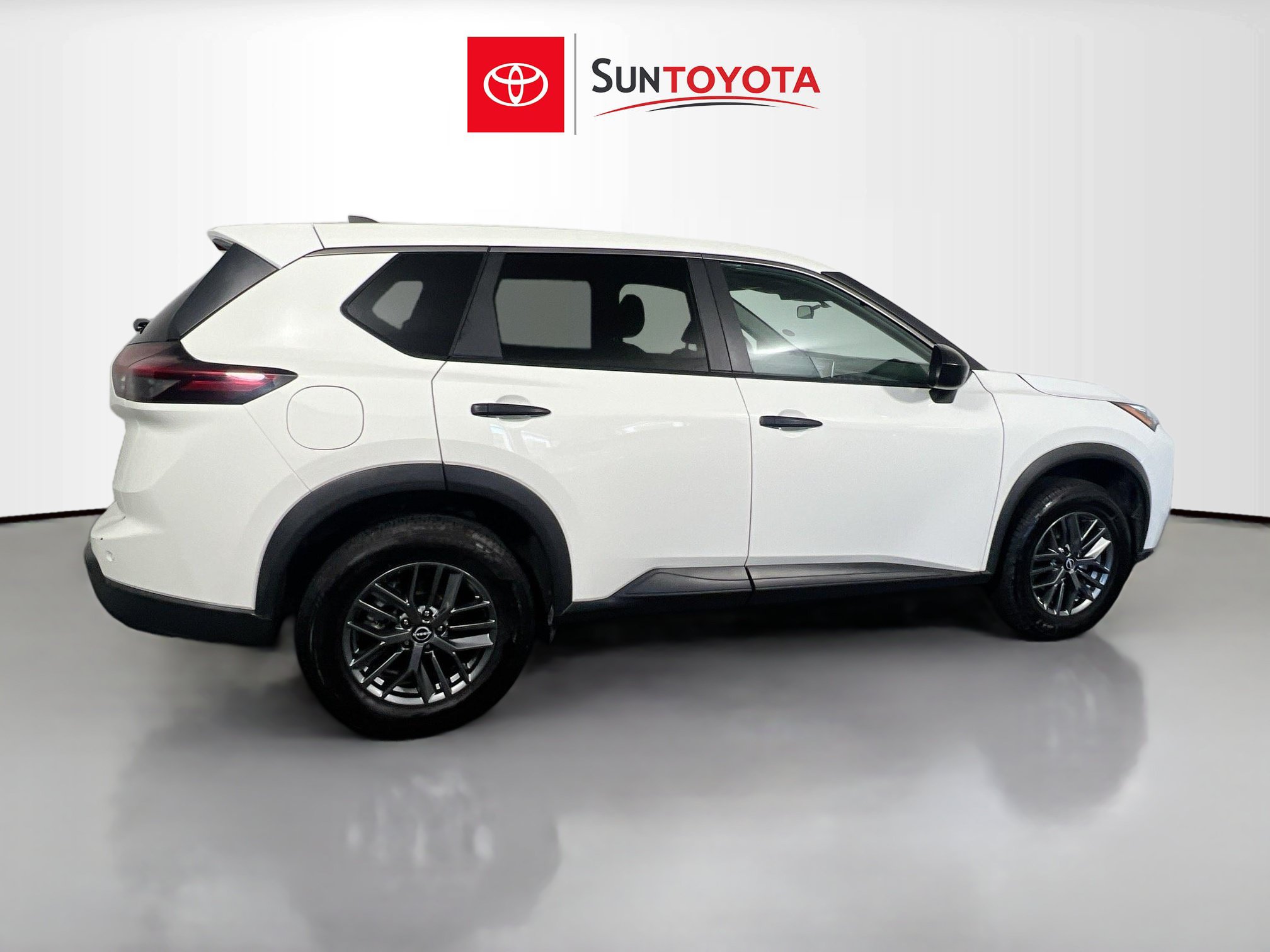 Used 2024 Nissan Rogue S FWD image 2