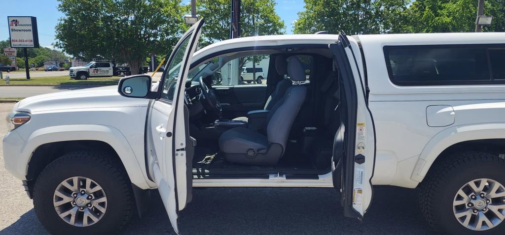 Certified 2016 Toyota Tacoma SR5 AWD/4WD image 11