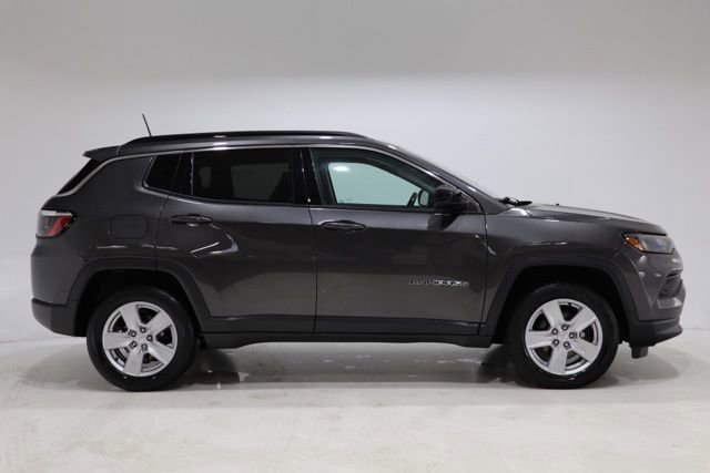 Used 2022 Jeep Compass Latitude w/ Sun and Sound Group AWD/4WD image 8