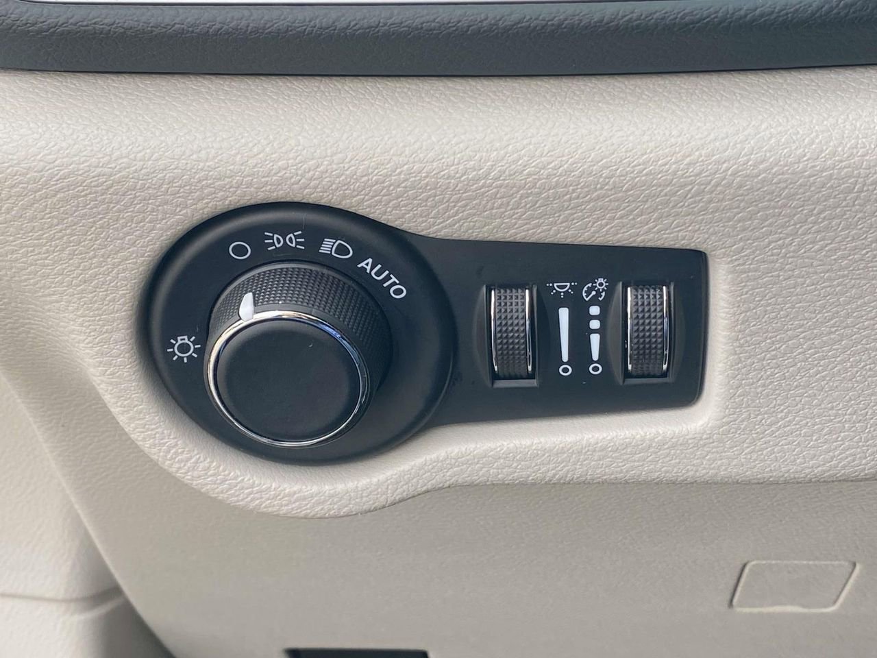 Used 2023 Chrysler Voyager LX image 16