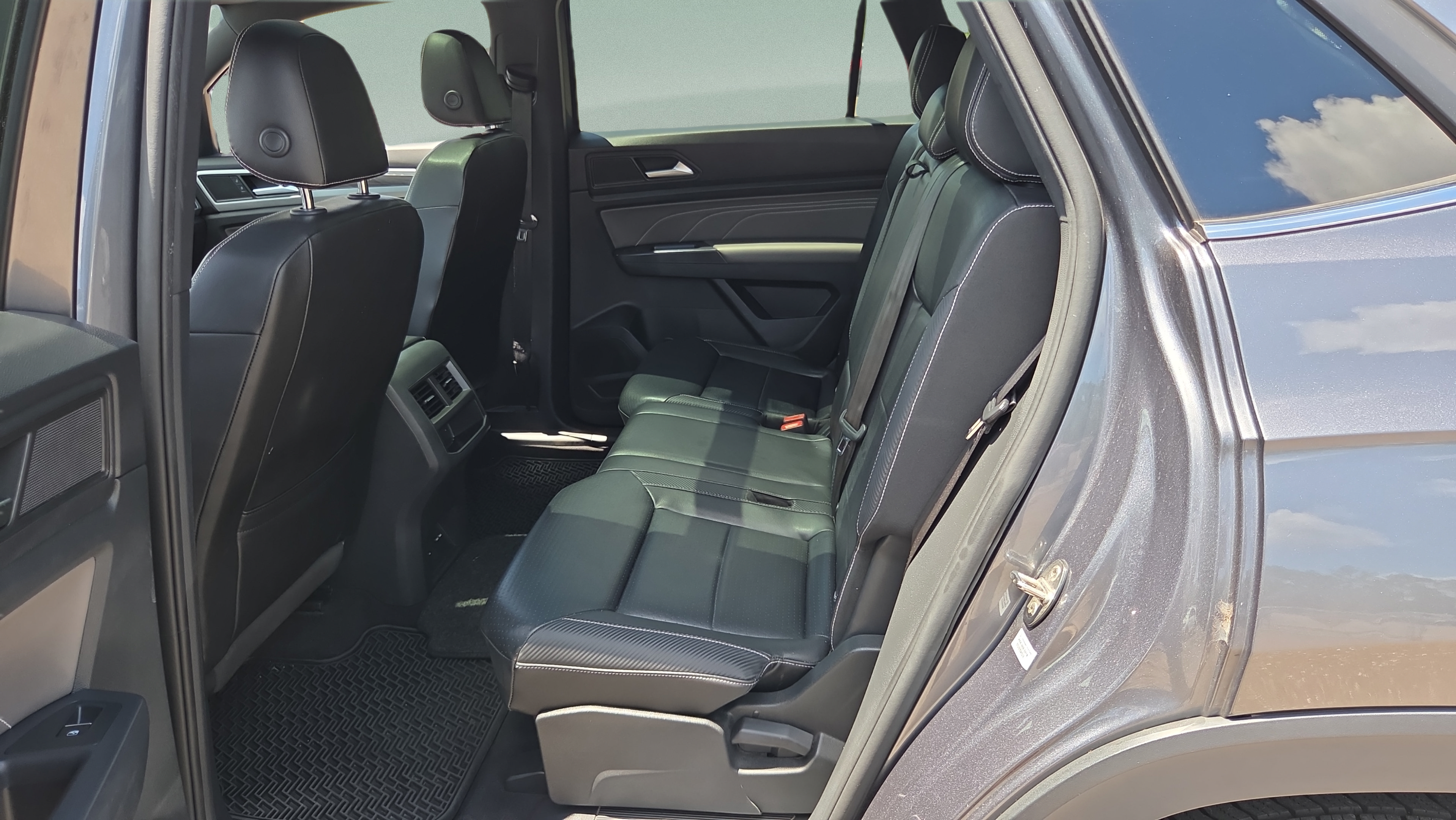 Used 2021 Volkswagen Atlas Cross Sport SE w/ Panoramic Sunroof Package FWD image 11