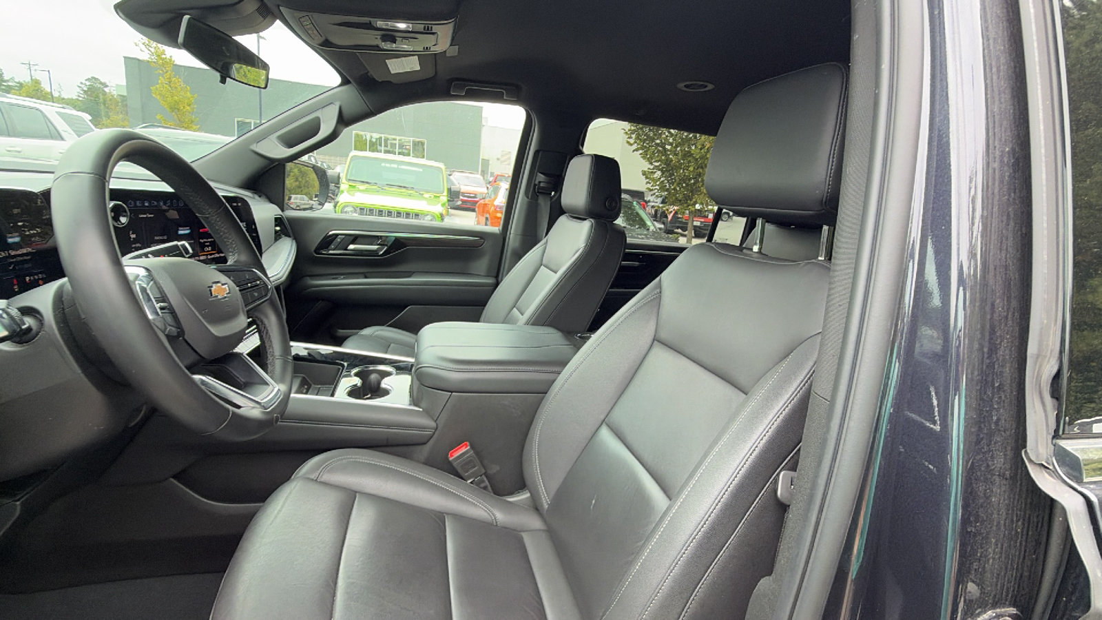 Used 2025 Chevrolet Suburban LT RWD image 17