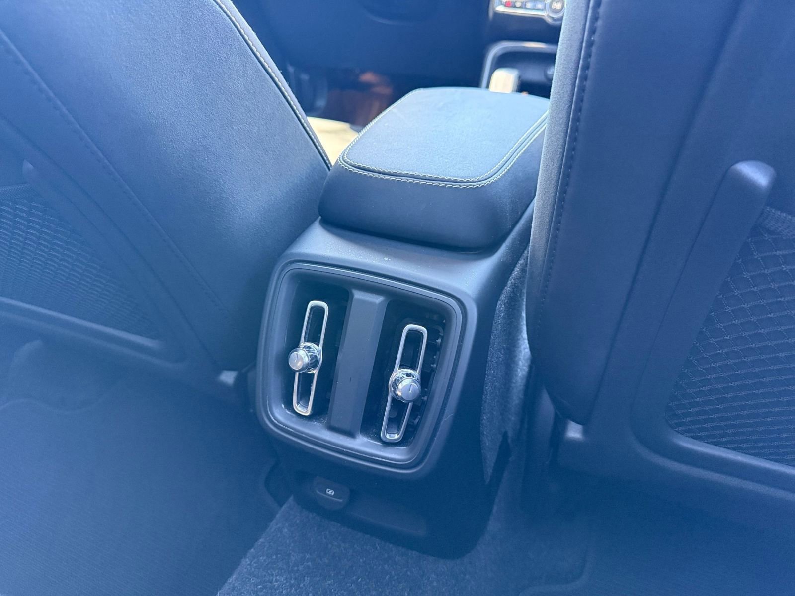 Used 2023 Volvo XC40 Recharge Plus image 30