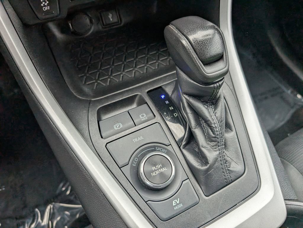 Used 2021 Toyota RAV4 LE AWD/4WD image 18