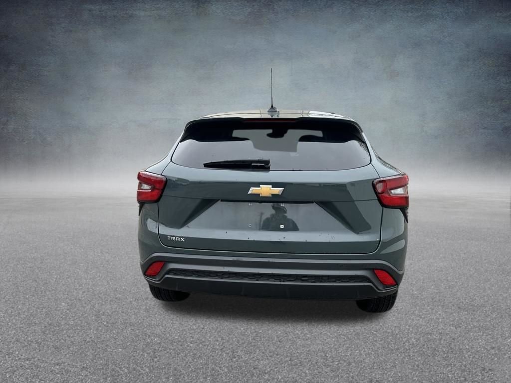 Used 2025 Chevrolet Trax LS w/ LS Convenience Package FWD image 4