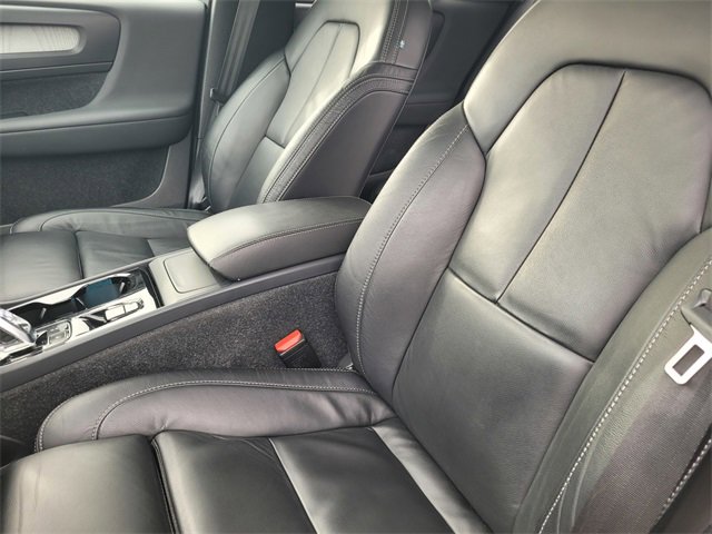 Used 2023 Volvo XC40 B5 Plus image 13