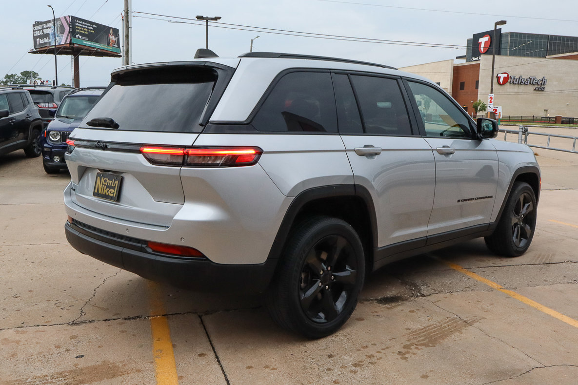 Used 2023 Jeep Grand Cherokee Altitude AWD/4WD image 5