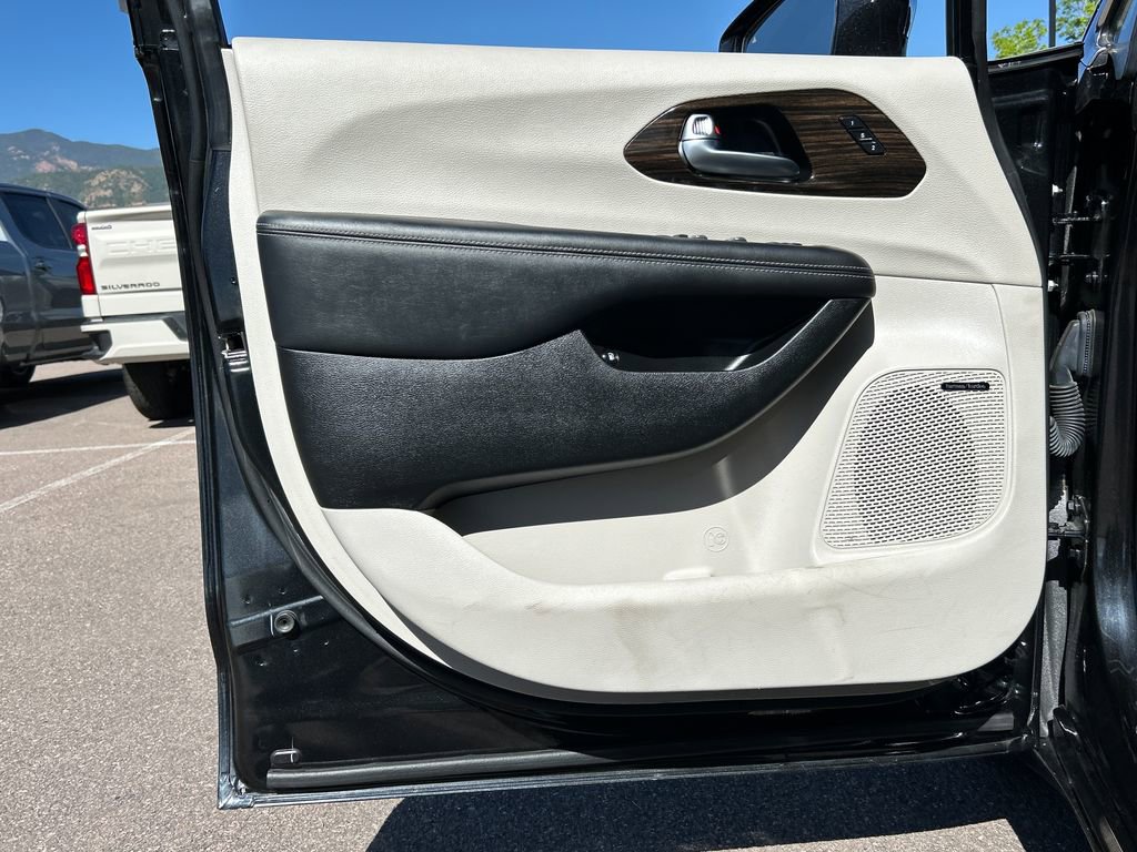 Used 2022 Chrysler Pacifica Limited w/ Uconnect Theater Family Group FWD image 33