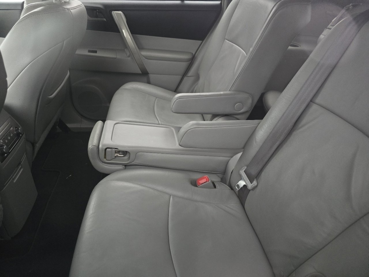 Used 2011 Toyota Highlander SE w/ Tow Pkg image 23