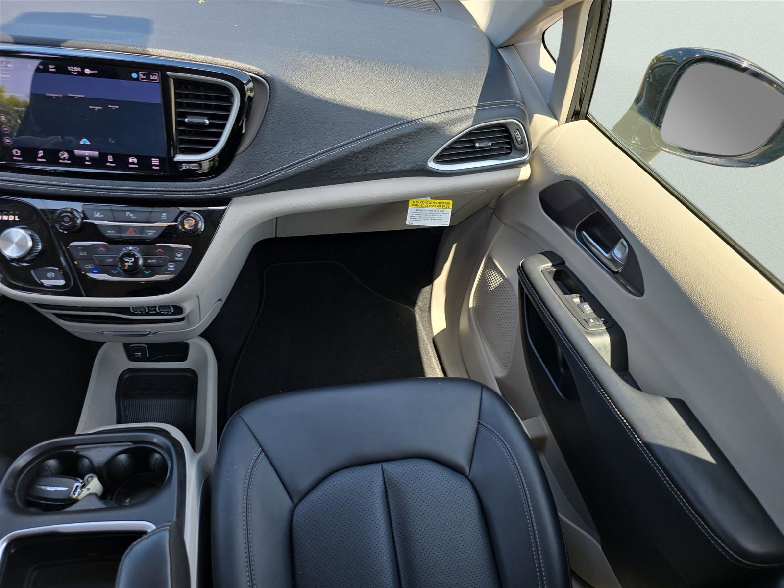 Used 2024 Chrysler Pacifica Select image 40