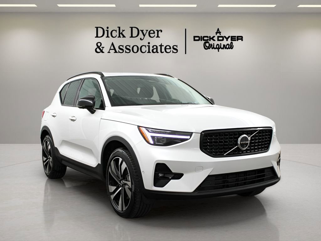 Used 2025 Volvo XC40 B5 Ultra AWD/4WD image 1