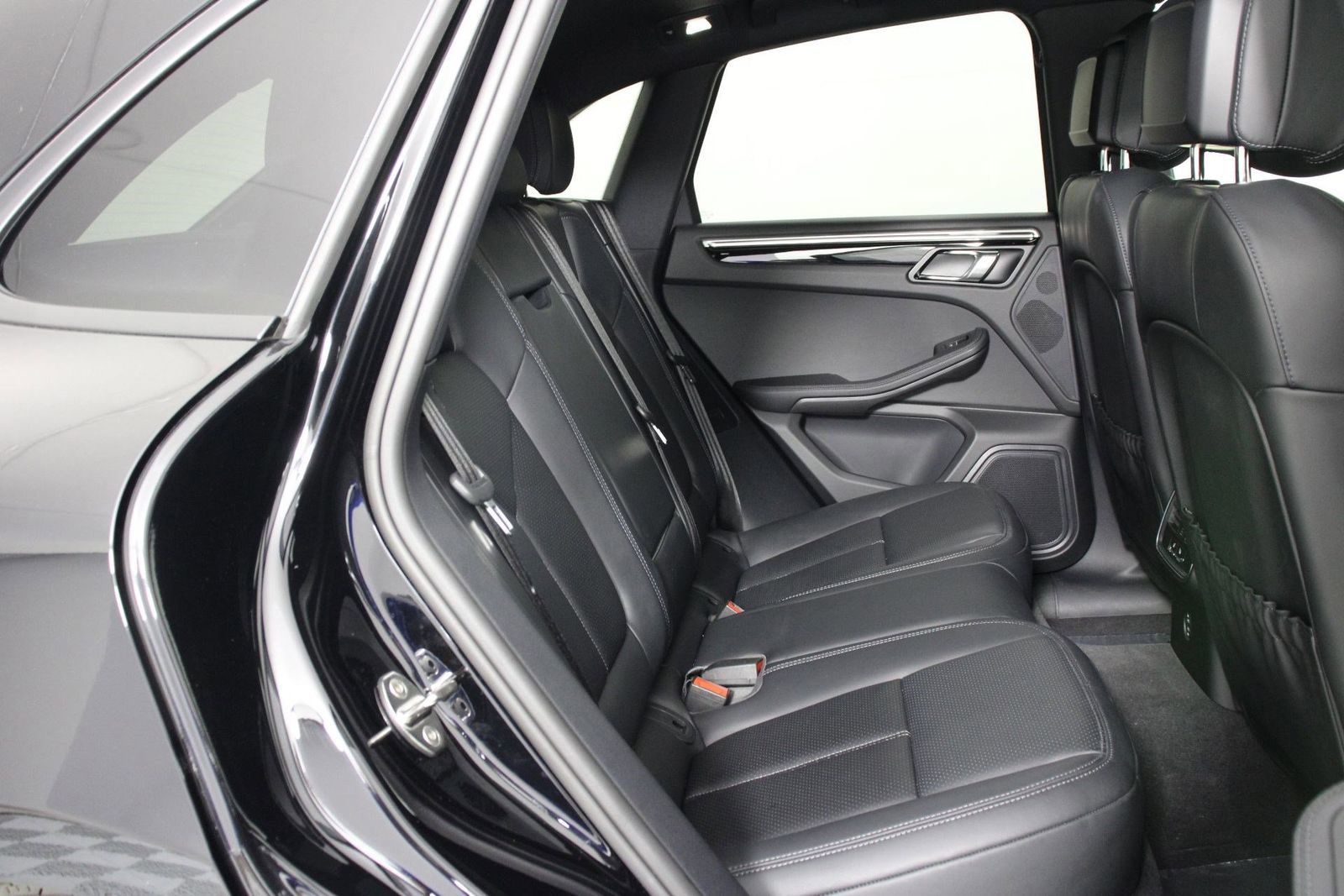 Certified 2025 Porsche Macan image 32