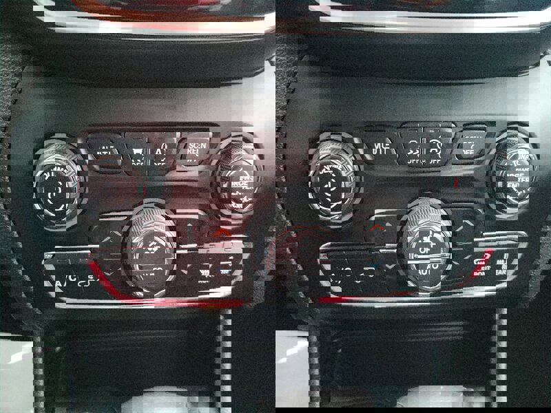 Used 2019 Jeep Cherokee Overland w/ Technology Group image 24