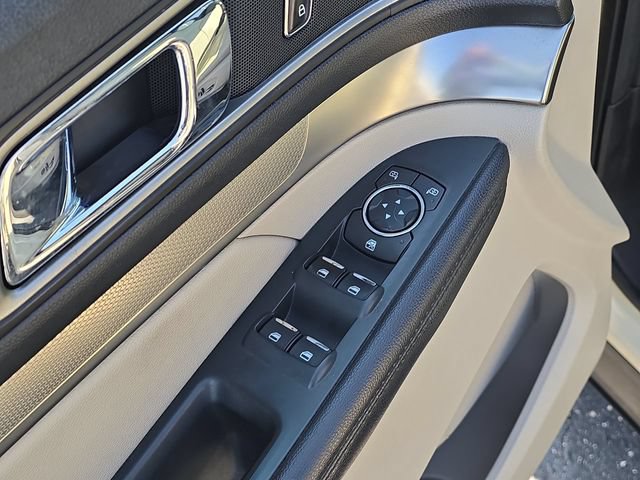 Used 2018 Ford Explorer XLT w/ Equipment Group 202A FWD image 28