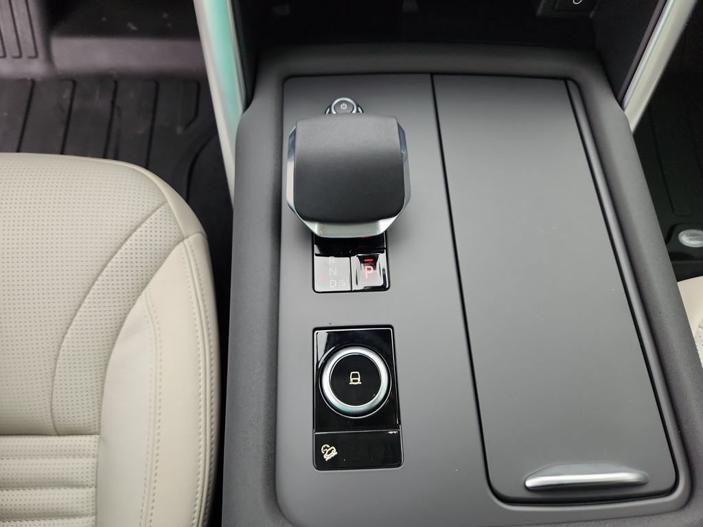 Used 2026 Land Rover Discovery S AWD/4WD image 16