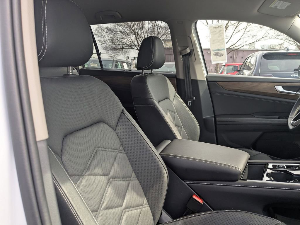 Used 2025 Volkswagen Atlas SE image 29