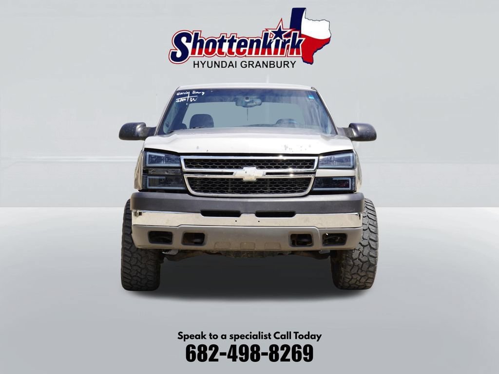Used 2005 Chevrolet Silverado 2500 LS w/ Heavy-Duty Power Package AWD/4WD image 2