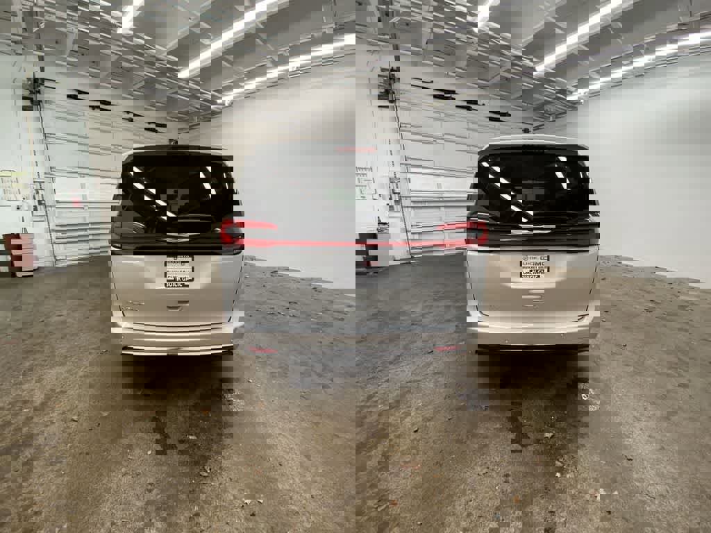 Used 2024 Chrysler Pacifica Touring-L image 5