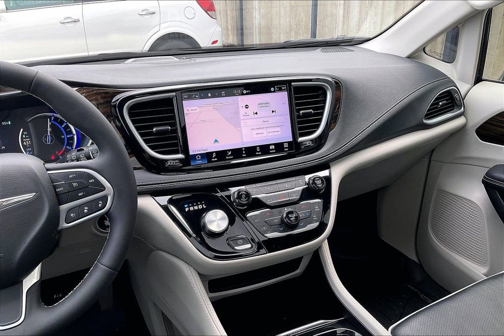 Used 2023 Chrysler Pacifica Limited image 6