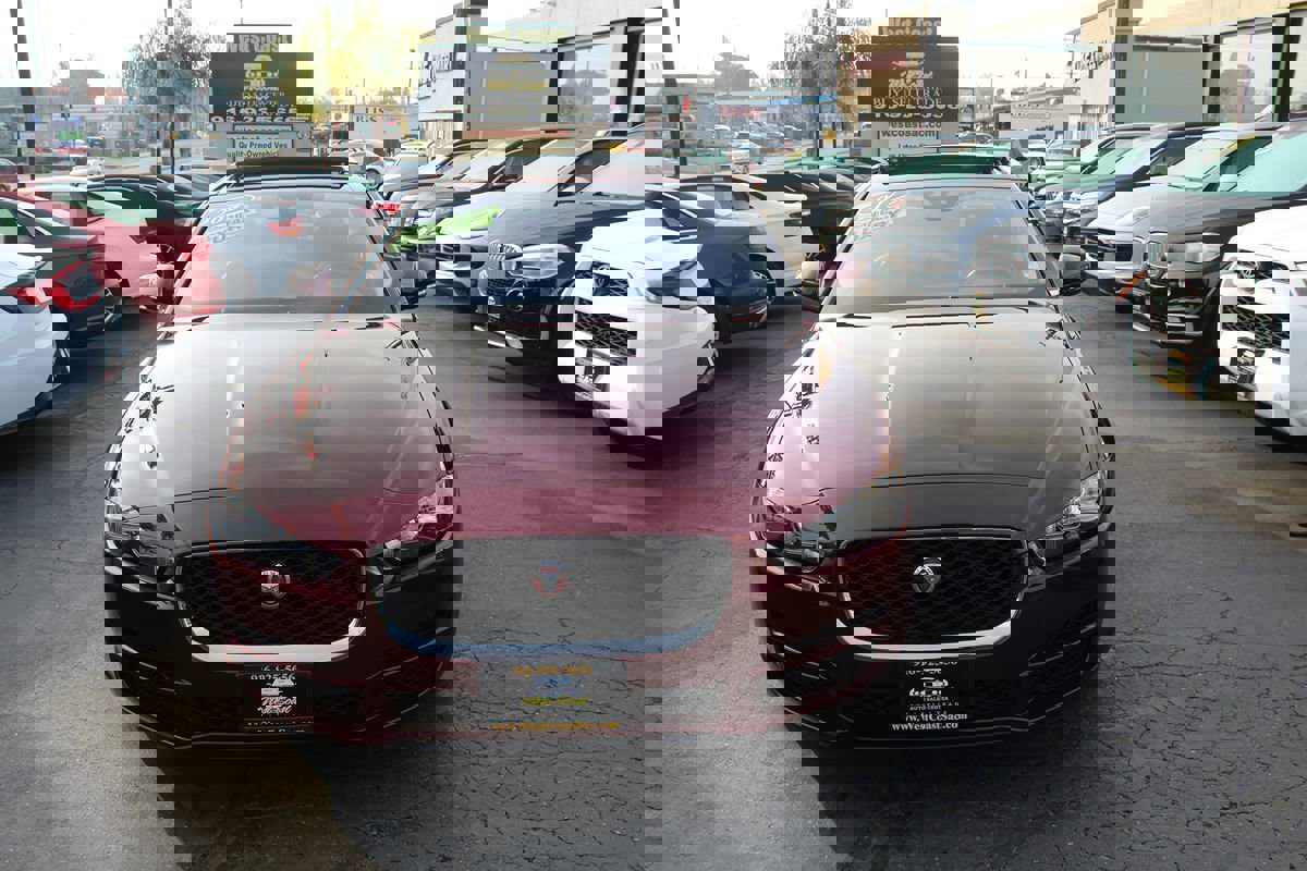 Used 2017 Jaguar XE Prestige image 3