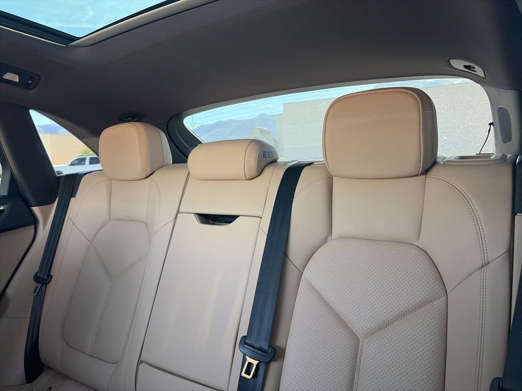 Used 2025 Porsche Macan AWD/4WD image 21