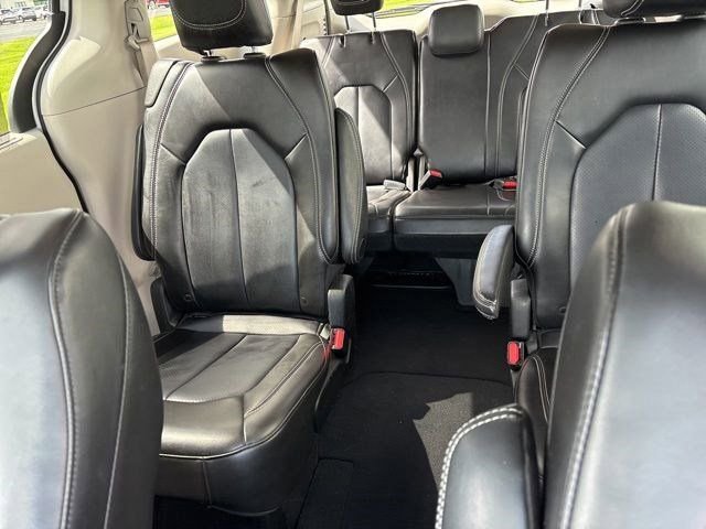 Used 2023 Chrysler Pacifica Touring-L FWD image 29