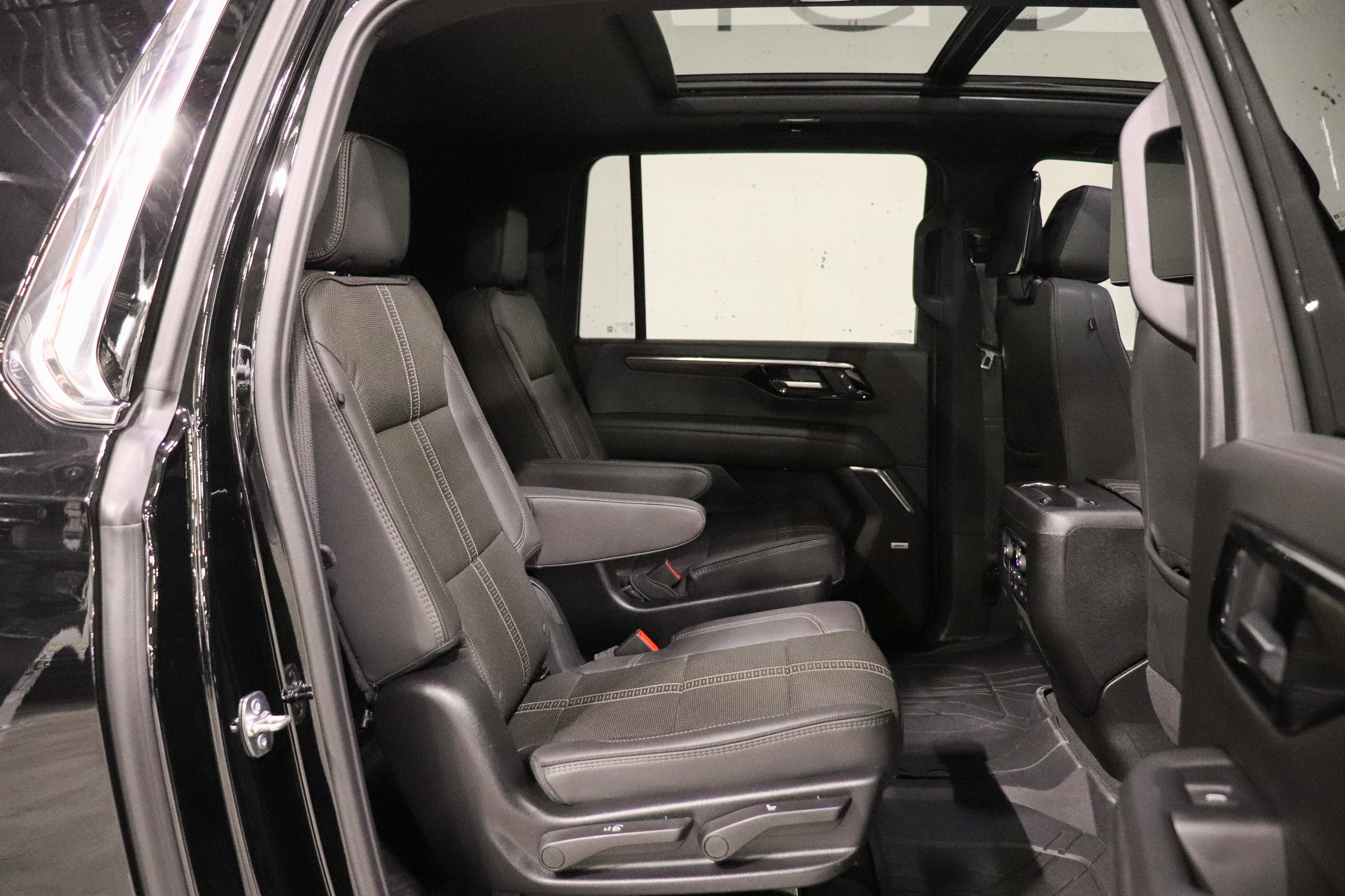 Used 2025 Chevrolet Suburban High Country AWD/4WD image 19
