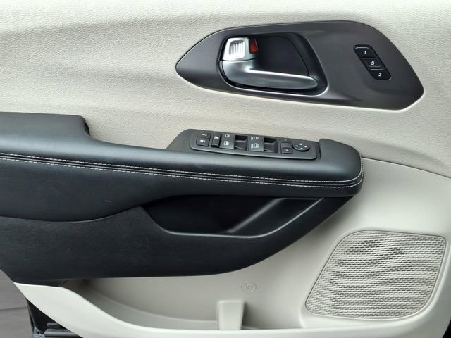 Used 2023 Chrysler Pacifica Touring-L FWD image 16