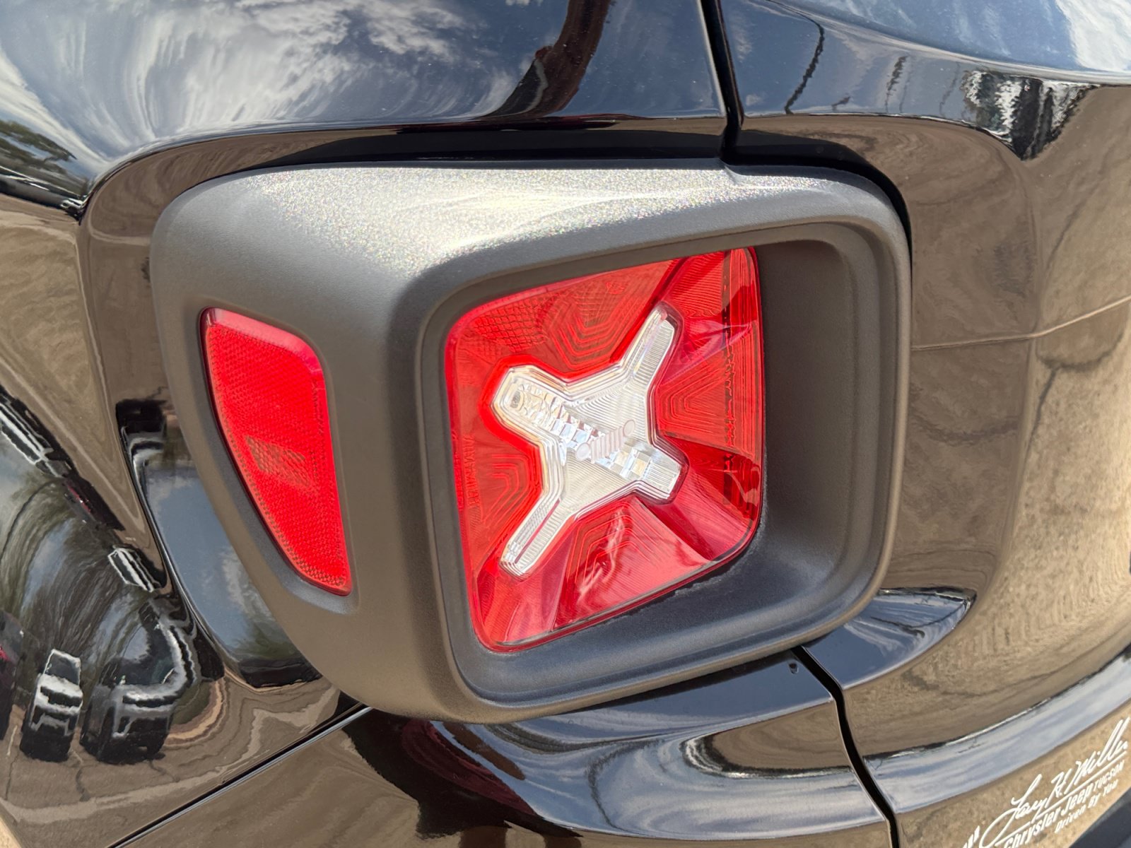 Used 2019 Jeep Renegade Latitude FWD image 28