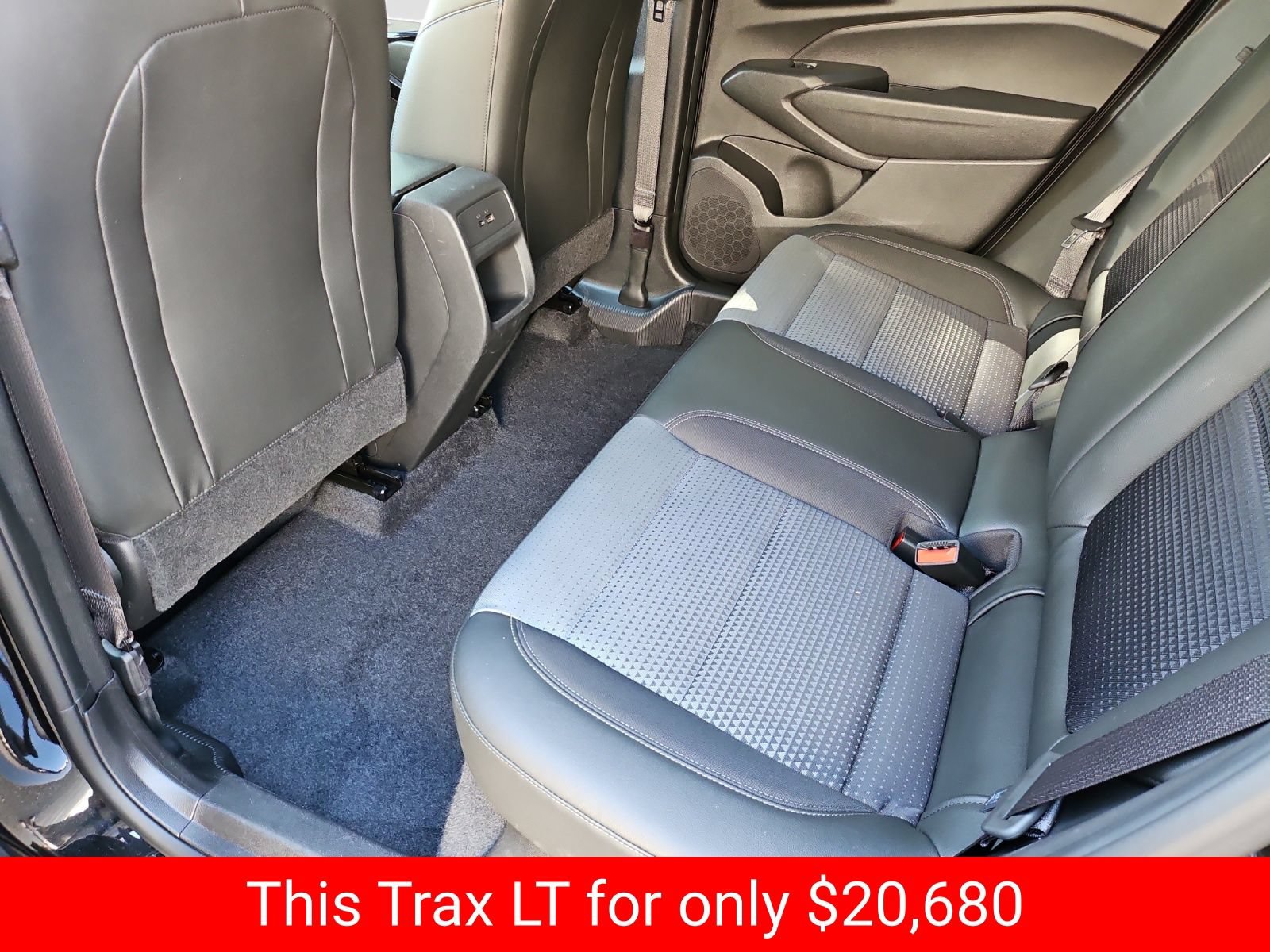 Used 2025 Chevrolet Trax LT FWD image 33