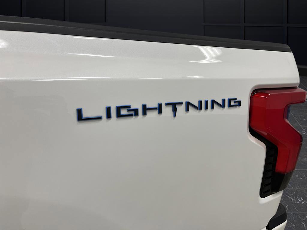 Used 2022 Ford F150 Lightning Lariat image 37