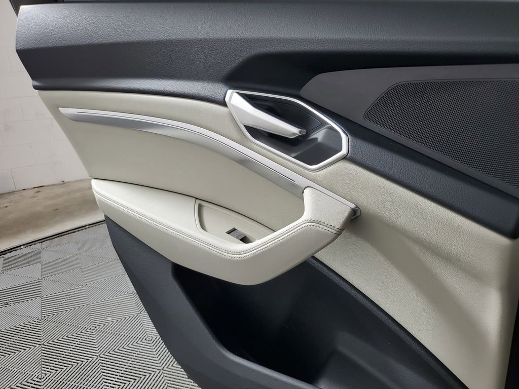 Used 2024 Audi Q8 e-tron Premium Plus w/ Premium Plus Package image 17