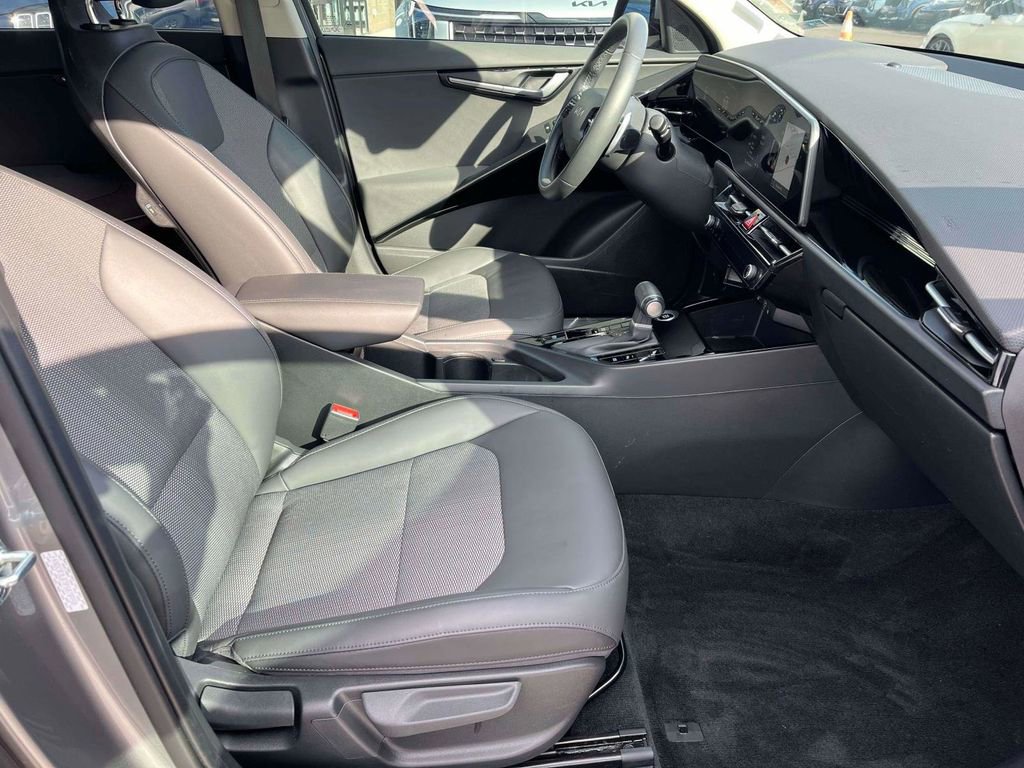 Used 2023 Kia Niro EX Touring image 12