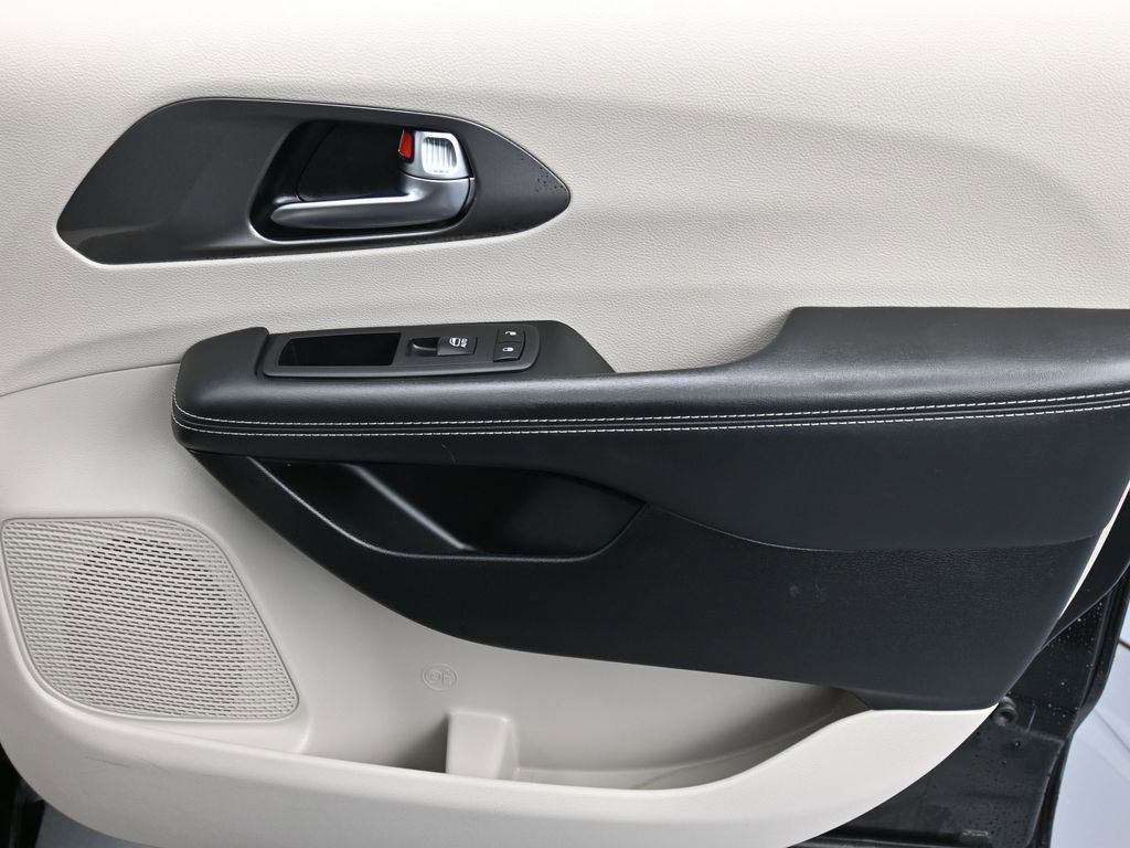 Certified 2024 Chrysler Pacifica Select image 16